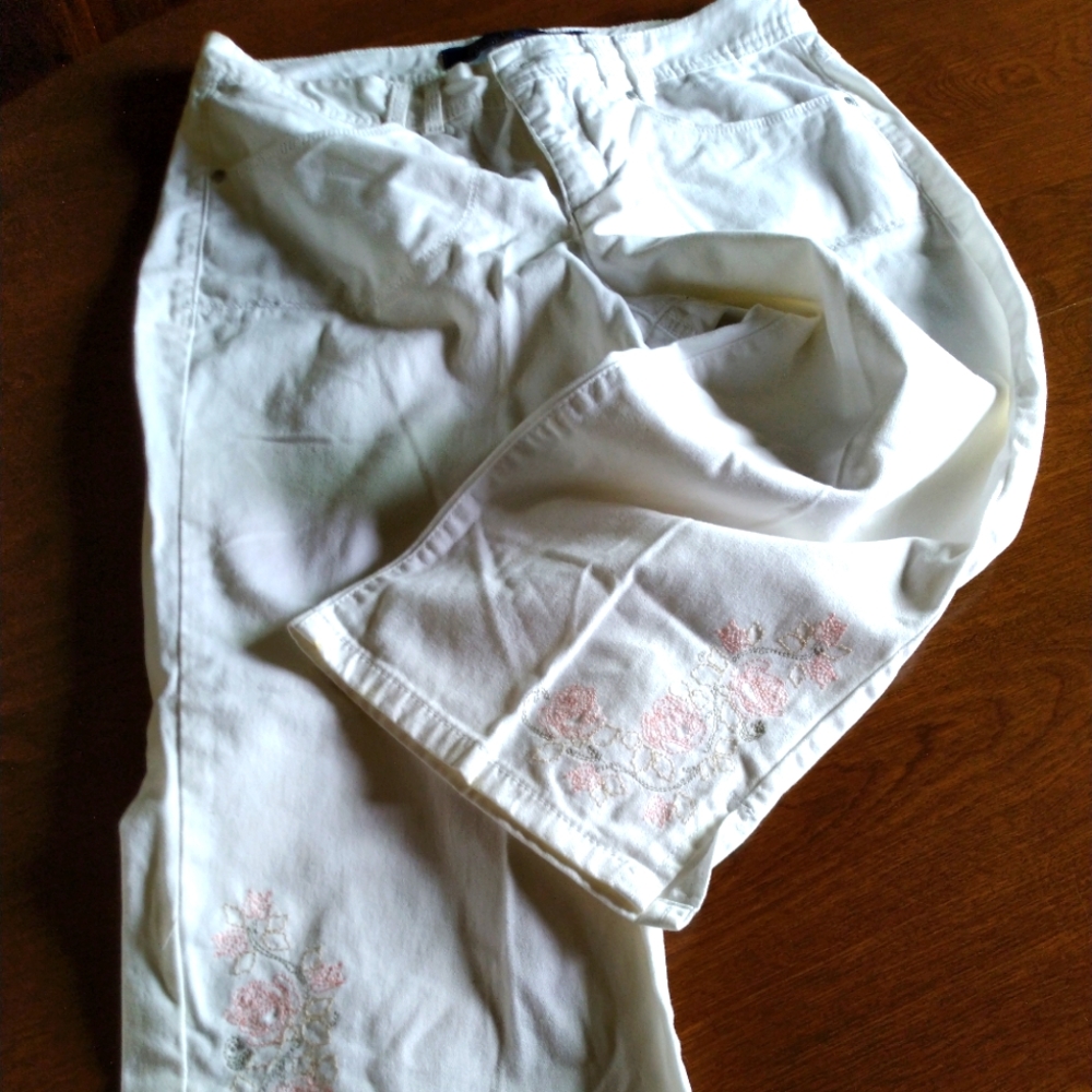 Gloria Vanderbilt perfect fit white capris size 8